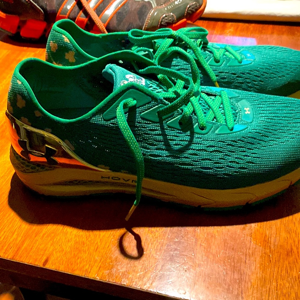 Under armor hovr sonic Norte dame women’s 9.5 Bluetooth compatible like new